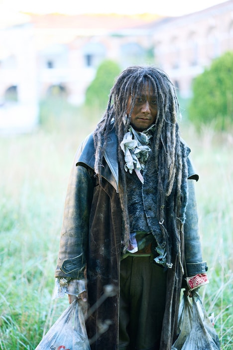 ソトバ役の戸次重幸。