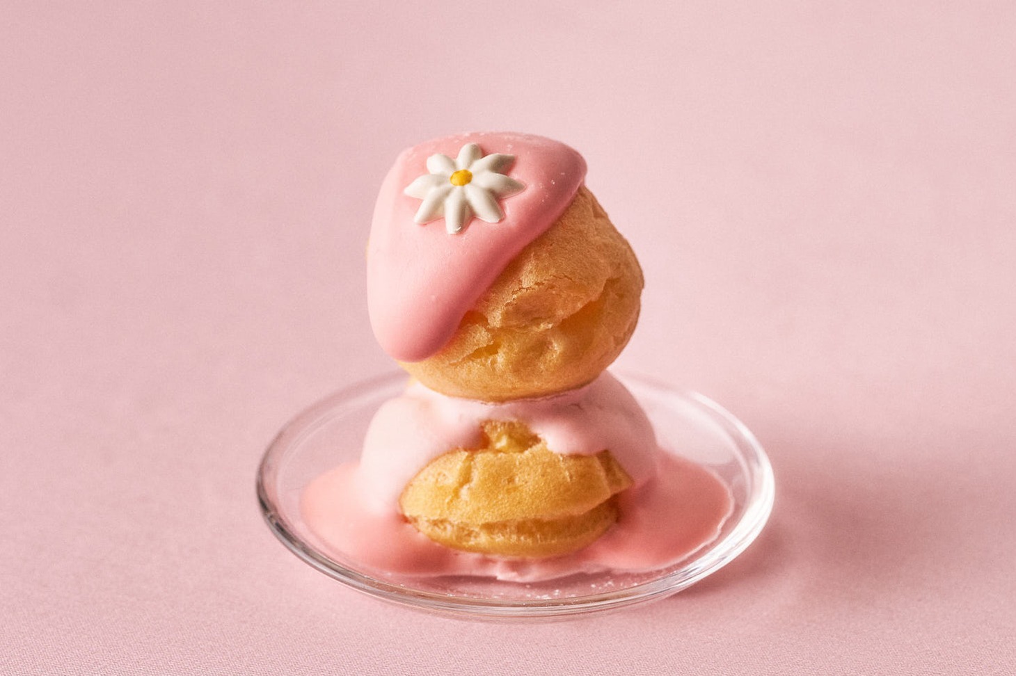 「いちごのプチシュークリーム」