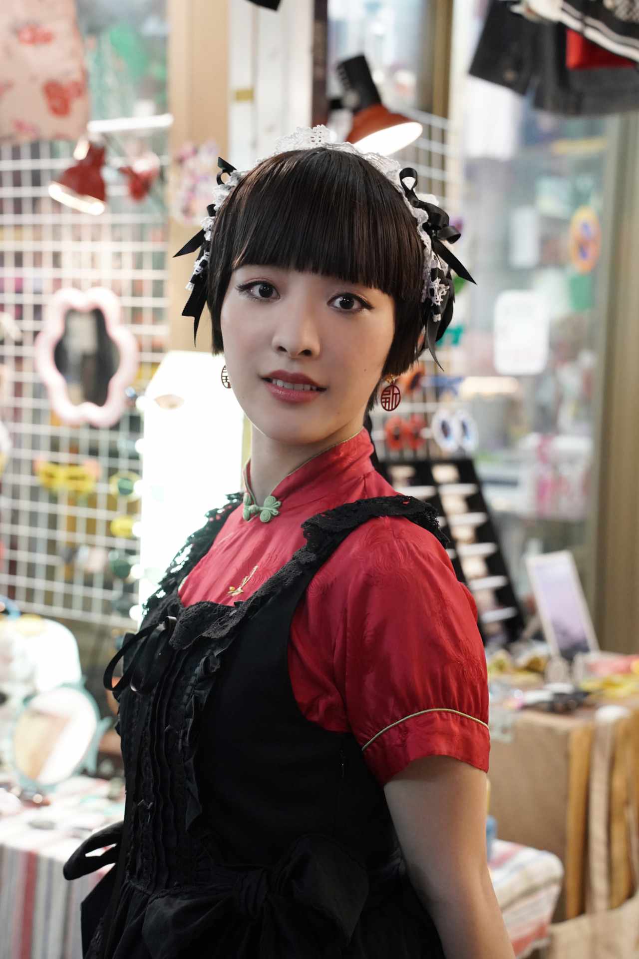 実写映画「九龍ジェネリックロマンス」より、花瀬琴音演じる小黒のキャラクタービジュアル。