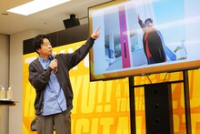 ひがしんアリーナを訪れたときの写真を紹介する有野晋哉。