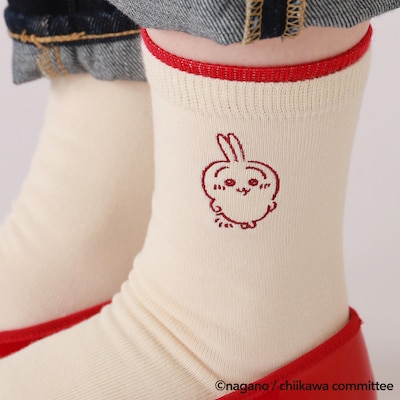 「ちいかわ」と靴下屋のコラボ靴下第3弾「レイヤード風ベタ線画刺繍ソックス」。