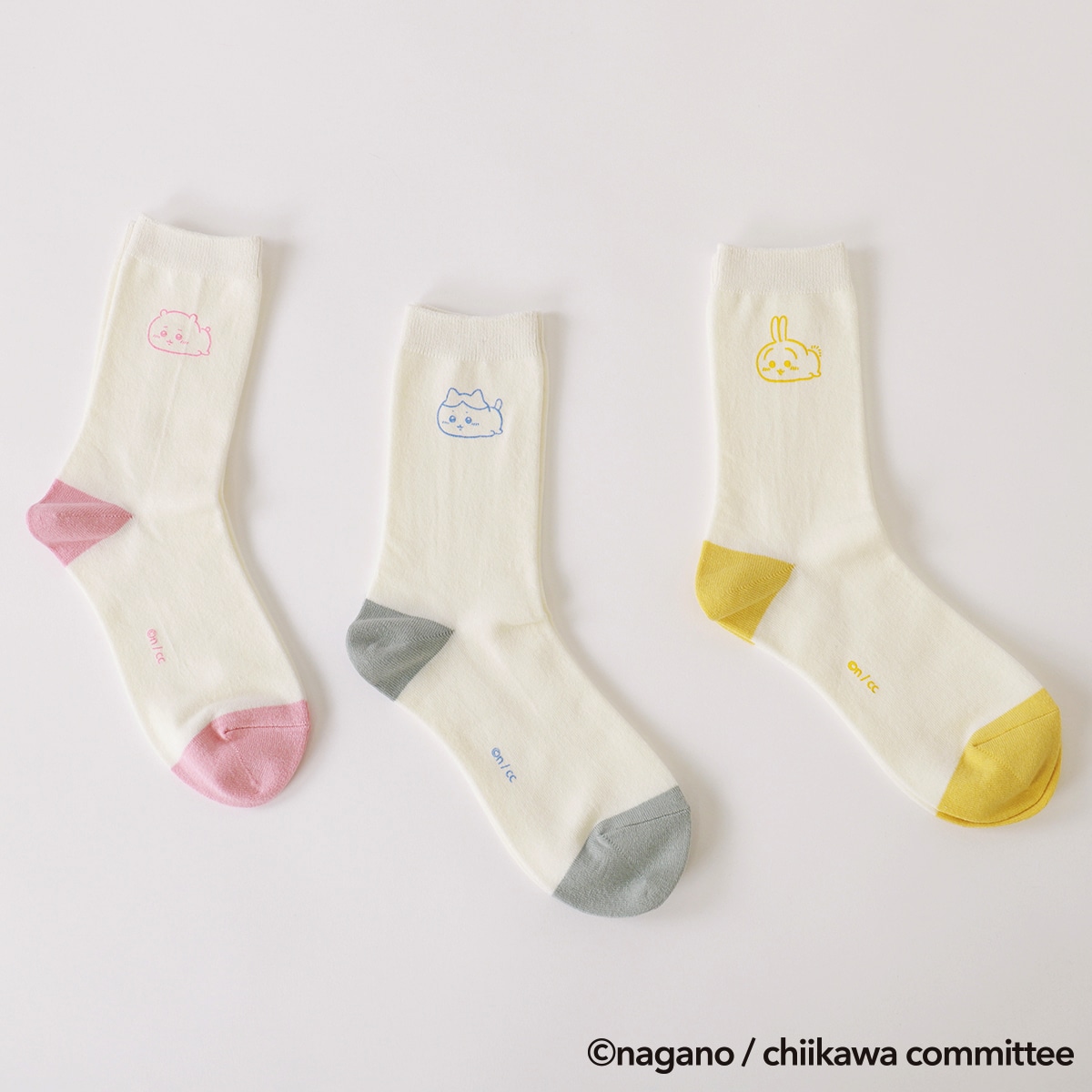 「ちいかわ」と靴下屋のコラボ靴下第3弾「なせんベタソックス」。