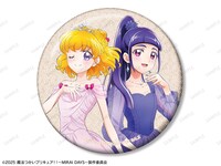 「描き下ろし カラードレスver. トレーディンググリッター缶バッジ（全9種）」のBOX購入特典「描き下ろし 朝日奈 みらい＆十六夜 リコ カラードレスver. グリッター缶バッジ イベント限定特典」。