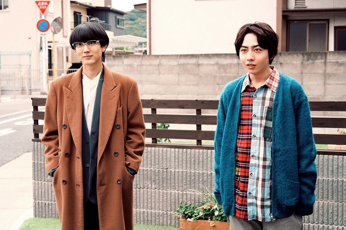 左から駒木根葵汰演じる小川健悟、長野凌大演じる岡崎智之。