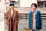 左から駒木根葵汰演じる小川健悟、長野凌大演じる岡崎智之。