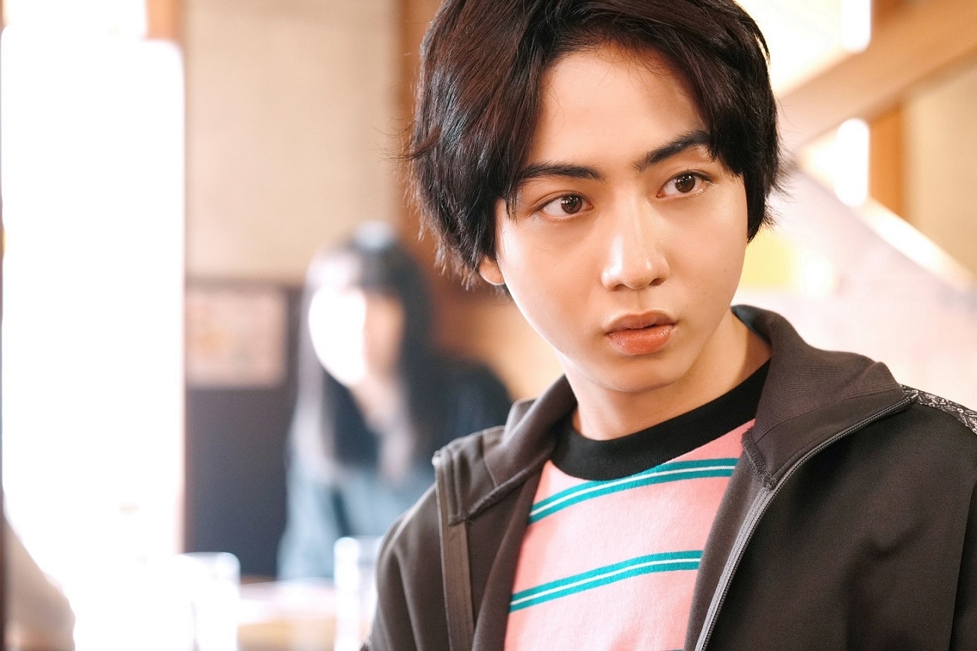 長野凌大演じる岡崎智之。