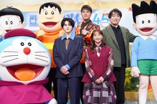 上段左からのび太、ジャイアン、木村昴、関智一、スネ夫、下段左からドラえもん、鈴鹿央士、藤本美貴。
