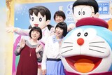 上段左からしずか、かかずゆみ、のび太下段左から寺本幸代監督、水田わさび、ドラえもん。