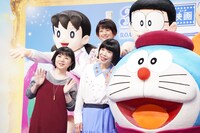 上段左からしずか、かかずゆみ、のび太下段左から寺本幸代監督、水田わさび、ドラえもん。