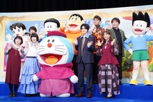 上段左からしずか、かかずゆみ、のび太、ジャイアン、木村昴、関智一、スネ夫、下段左から寺本幸代監督、水田わさび、ドラえもん、鈴鹿央士、藤本美貴。