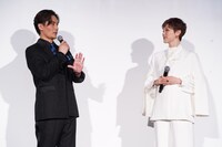 左から加藤和樹、彩風咲奈。