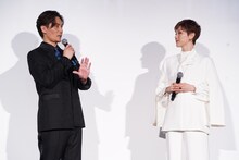 左から加藤和樹、彩風咲奈。