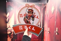 「地縛少年花子くん10周年記念ミュージアム」アニメ第1期のティザービジュアルを再現したフォトスポット。小さな撮影用パネルも用意されている。