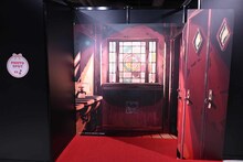 「地縛少年花子くん10周年記念ミュージアム」アニメ第1期のティザービジュアルを再現したフォトスポット。