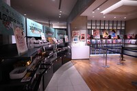 「地縛少年花子くん10周年記念ミュージアム」グッズ販売会場の様子。