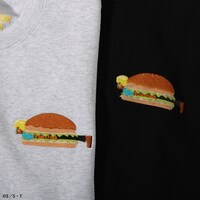 「ボボボーボ・ボーボボ」の刺繍スウェット（ボーボボ）。胸元にはハンバーガー姿のボーボボ。