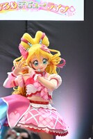 ポーズを決めるキュアアイドル。