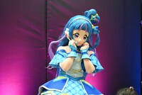 最前のファンに目線でレスを送るキュアウインク。