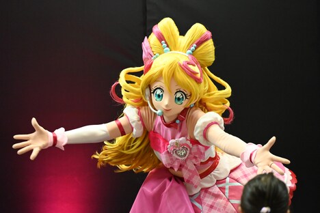 間近でファンサするキュアアイドル。