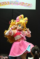 パフォーマンスを披露するキュアアイドル。