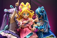 仲良さげに身を寄せ合うキュアキュンキュン、キュアアイドル、キュアウインク。