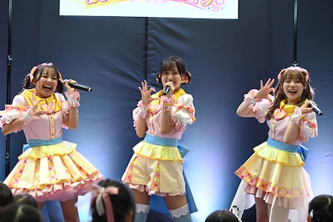 オープニング主題歌を歌う吉武千颯、熊田茜音、石井あみ。