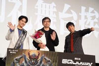 左から土屋神葉、鶴巻和哉監督、榎戸洋司。