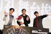 左から土屋神葉、鶴巻和哉監督、榎戸洋司。