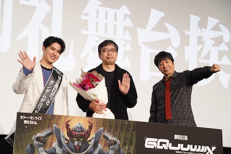 左から土屋神葉、鶴巻和哉監督、榎戸洋司。