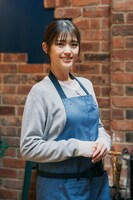 不思議麻衣役の松村沙友理。 (c)「やぶさかではございません」製作委員会