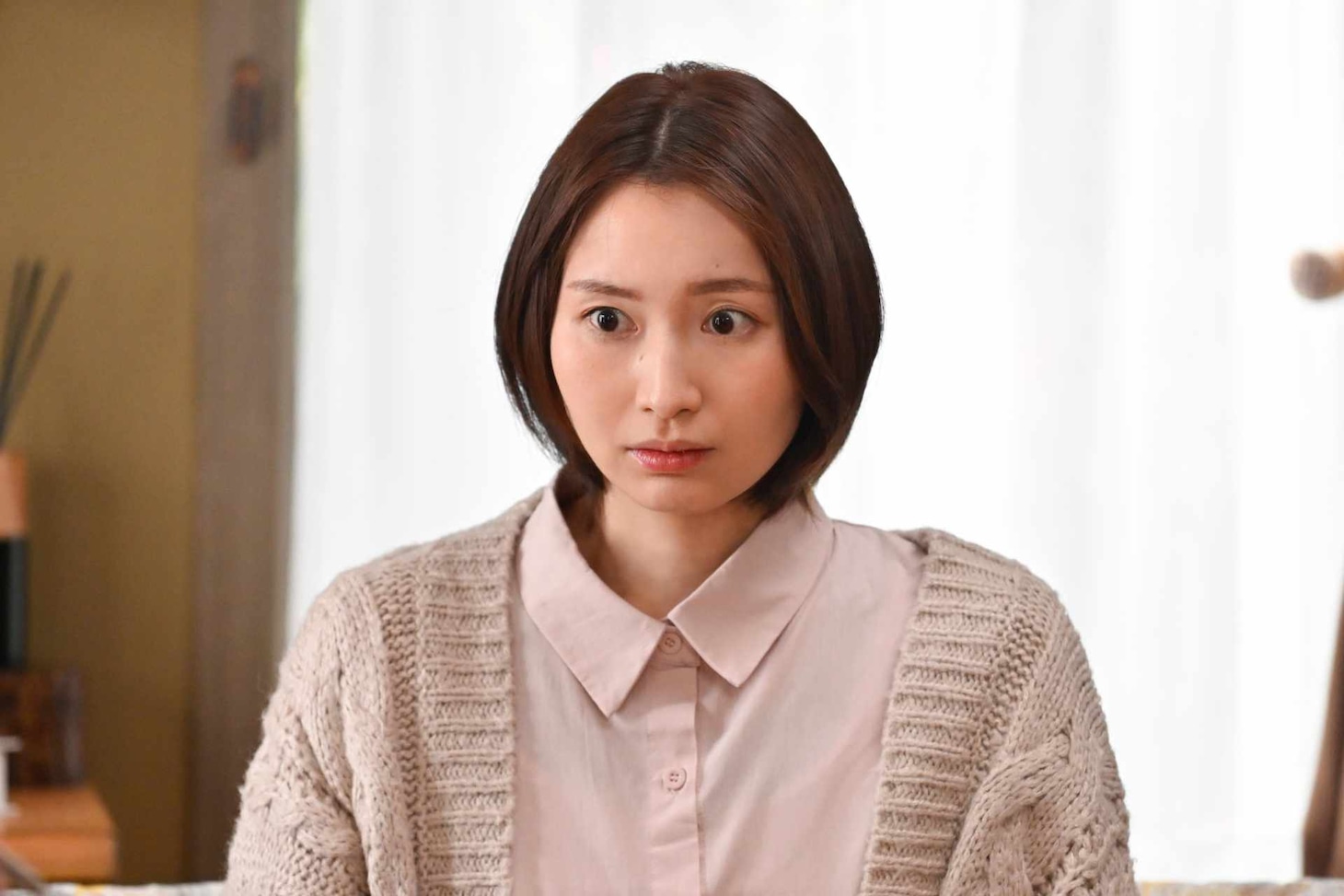 戸松遥演じる岡崎杏子。