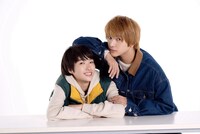 ドラマ「おとなりコンプレックス」より、キービジュアル撮影時のアザーカット。