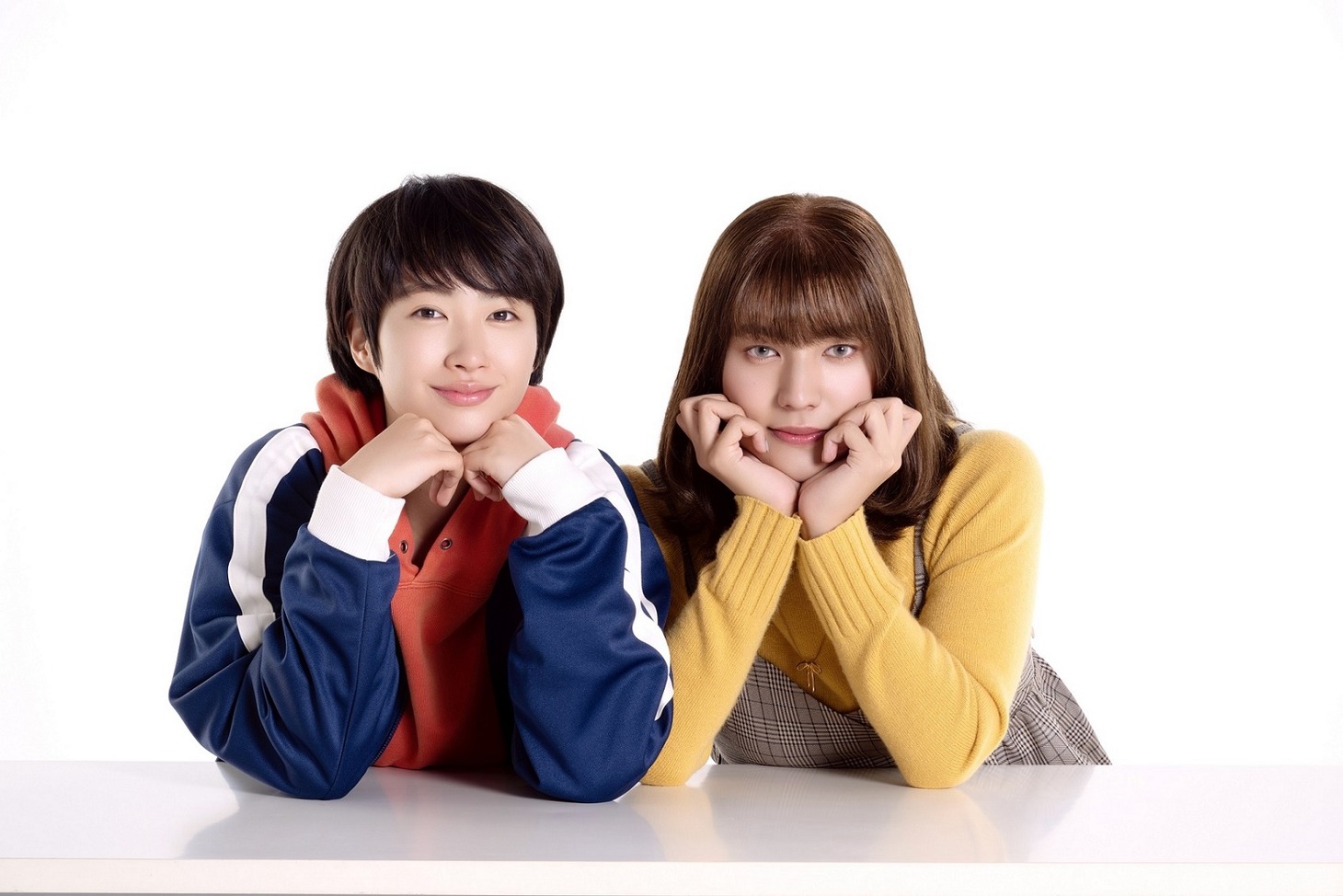 ドラマ「おとなりコンプレックス」より、キービジュアル撮影時のアザーカット。