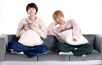 ドラマ「おとなりコンプレックス」より、キービジュアル撮影時のアザーカット。