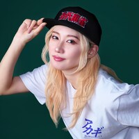 「『アカギ』&『むこうぶち』POP UP STORE」で販売される「近代麻雀ベースボールキャップ」。