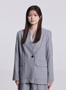 イケメン社長から急に偽装恋人関係を持ちかけられる服部舞香役の紺野彩夏。  (c)「復讐カレシ～溺愛社長の顔にはウラがある～」製作委員会・MBS