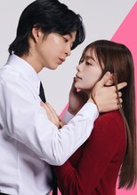 「復讐カレシ～溺愛社長の顔にはウラがある～」連載版の書影を紺野彩夏と鈴木仁が再現したビジュアル。  (c)「復讐カレシ～溺愛社長の顔にはウラがある～」製作委員会・MBS