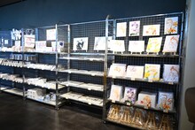 「～中条比紗也 画業30年の軌跡～ 花ざかりの君たちへ展」の物販コーナー。