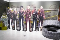 フォトスポットには等身大のキャラクターパネルや、戦場を想起させるアイテムの数々を展示。