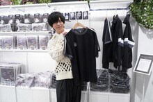 SW Corp.のTシャツを手にする斉藤壮馬。
