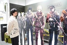 「入学傭兵-THE PERFECT SOLDIER- POP-UPストア」の場内を視察する斉藤壮馬。