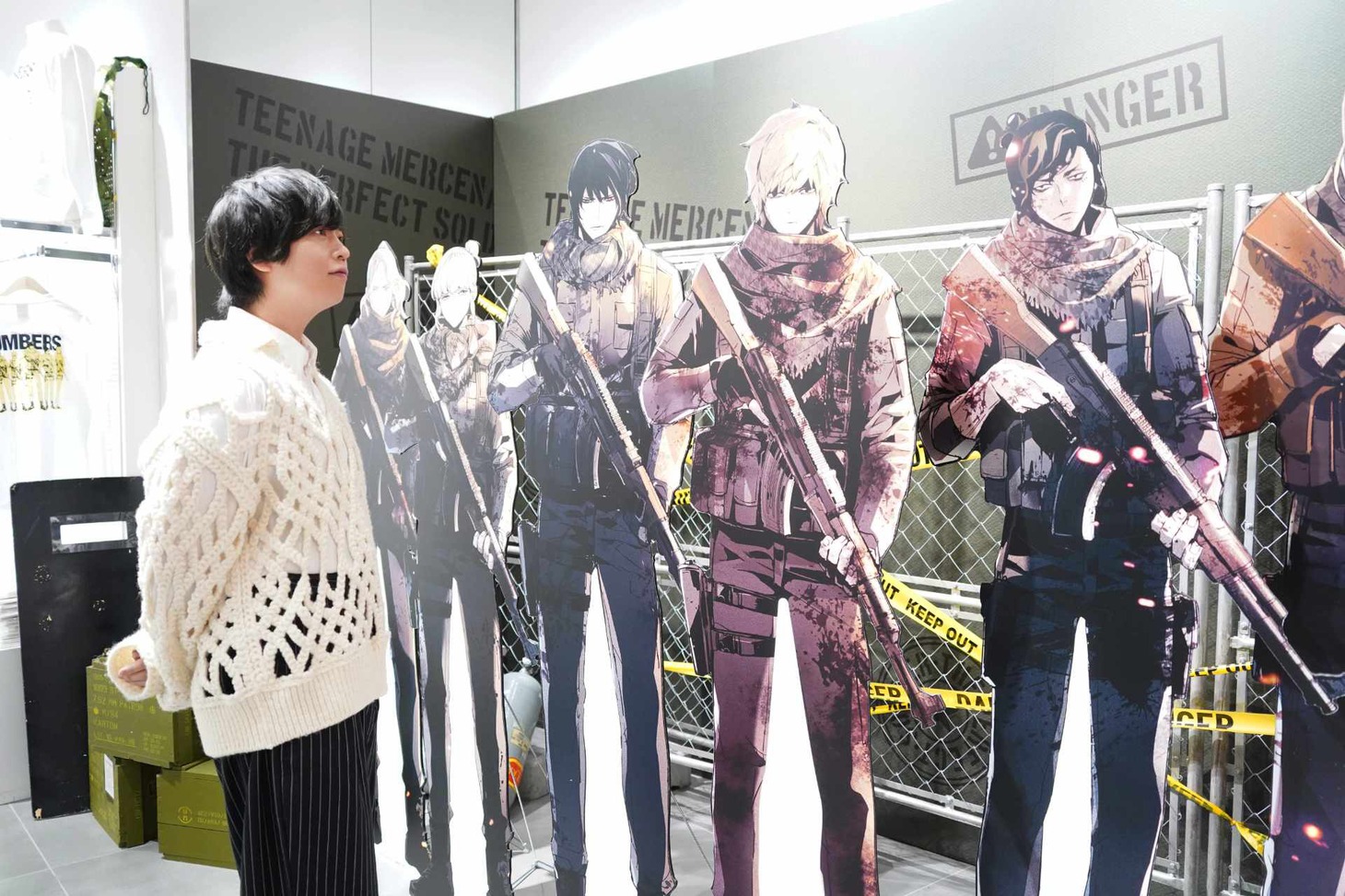 「入学傭兵-THE PERFECT SOLDIER- POP-UPストア」の場内を視察する斉藤壮馬。
