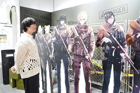「入学傭兵-THE PERFECT SOLDIER- POP-UPストア」の場内を視察する斉藤壮馬。