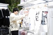 「入学傭兵-THE PERFECT SOLDIER- POP-UPストア」を訪れた斉藤壮馬。