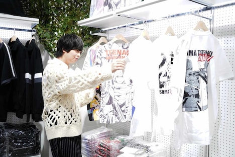 「入学傭兵-THE PERFECT SOLDIER- POP-UPストア」を訪れた斉藤壮馬。