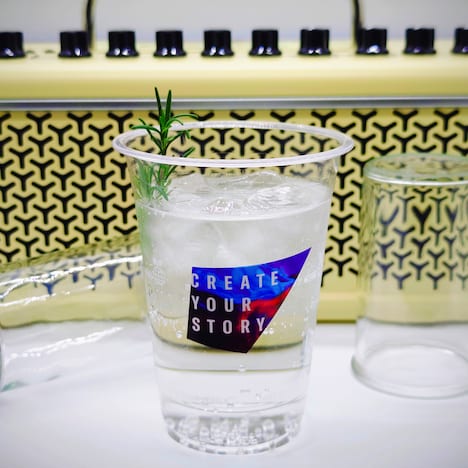 コラボイベント「アニメ『ぼっち・ざ・ろっく！』×『Yamaha Sound Crossing Shibuya』SHIBUYA ROCKOUT！」で提供されるコラボカクテル「廣井きくりモデル。