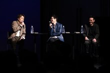 左から平田広明、鹿住朗生監督、日野亮氏。