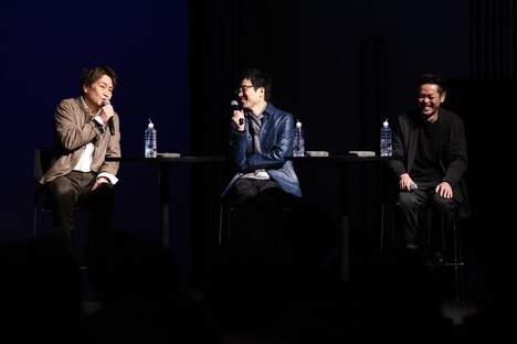左から平田広明、鹿住朗生監督、日野亮氏。