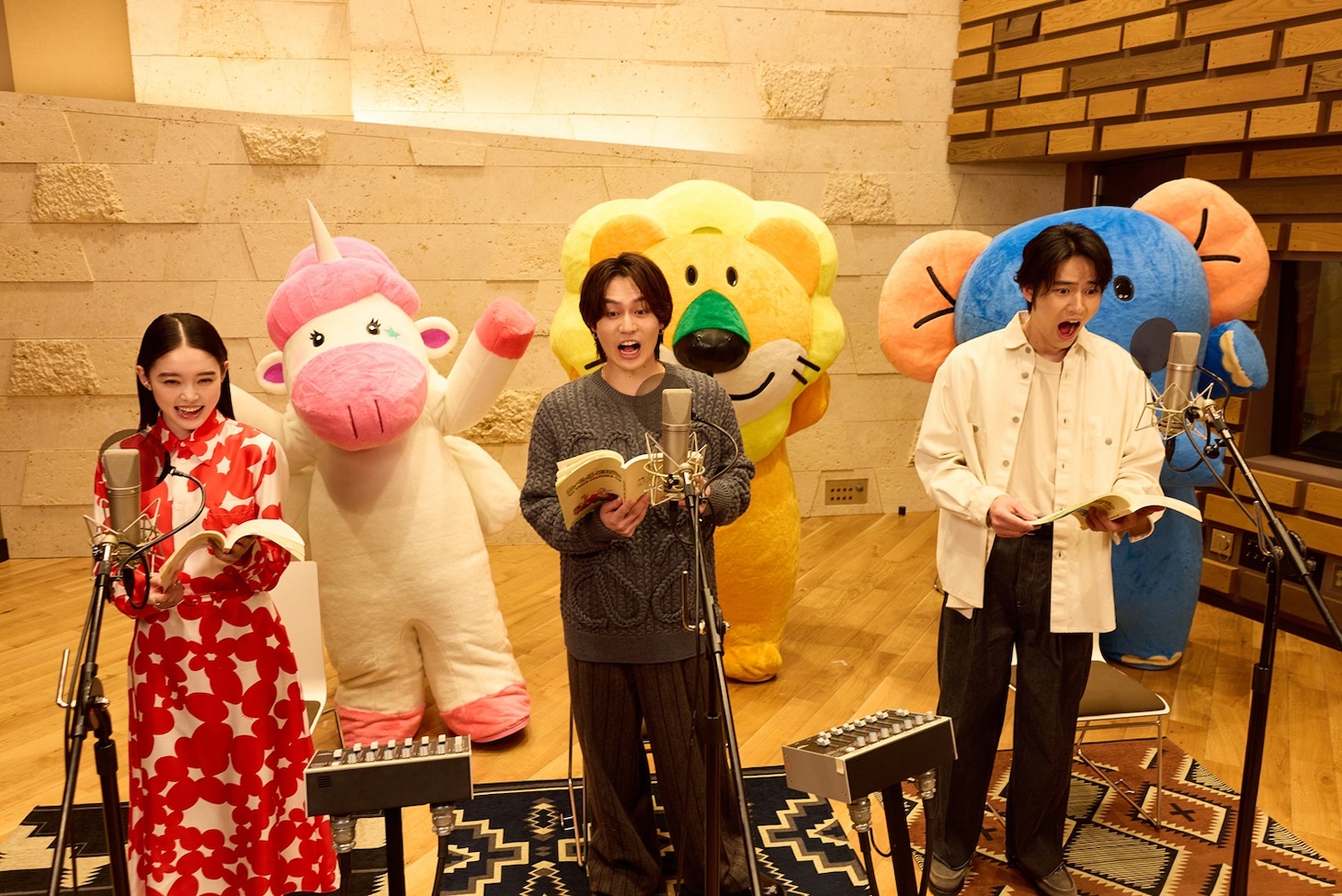 左から高石あかり、松田元太、水上恒司。後ろで見守るのはぺがさすちゃん、らいおんくん、ぞうくん。
