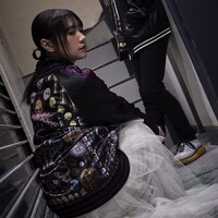 「『魔法少女まどか☆マギカ』スカジャン」の着用イメージ。